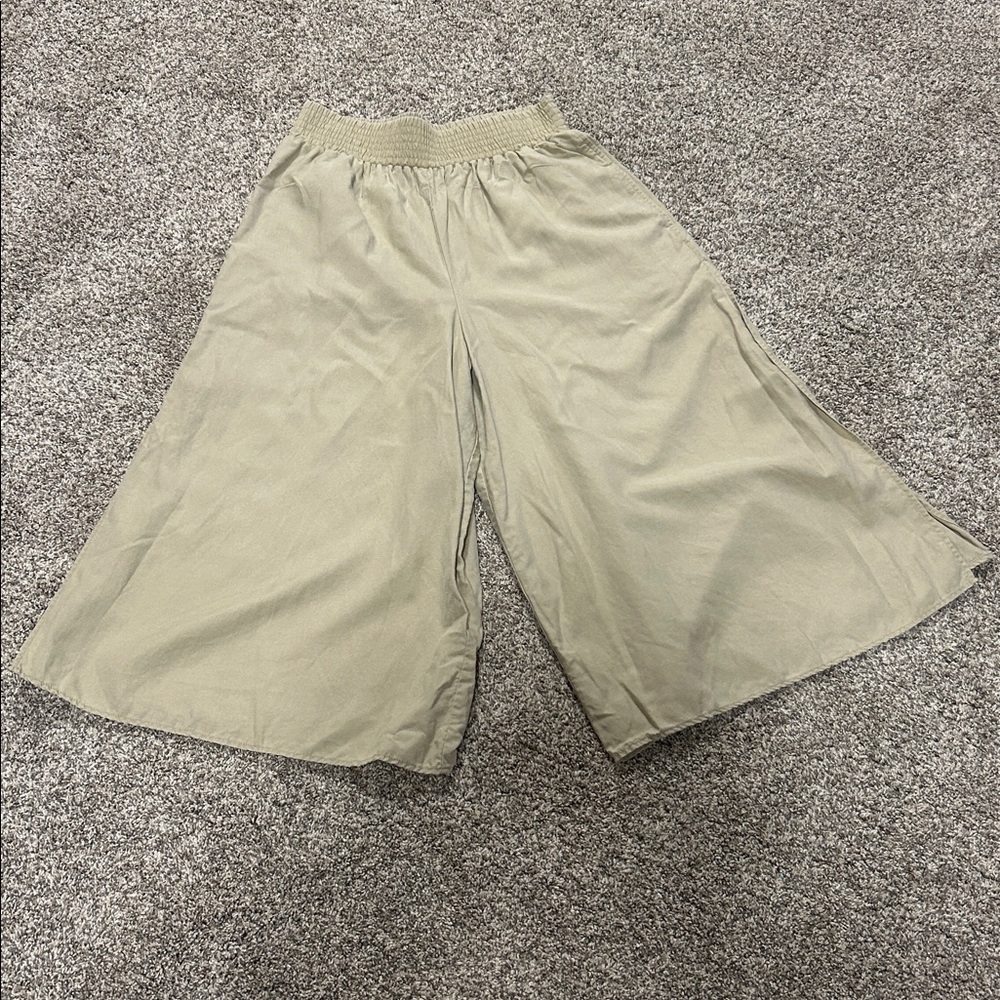 Wide-Leg Linen Capris